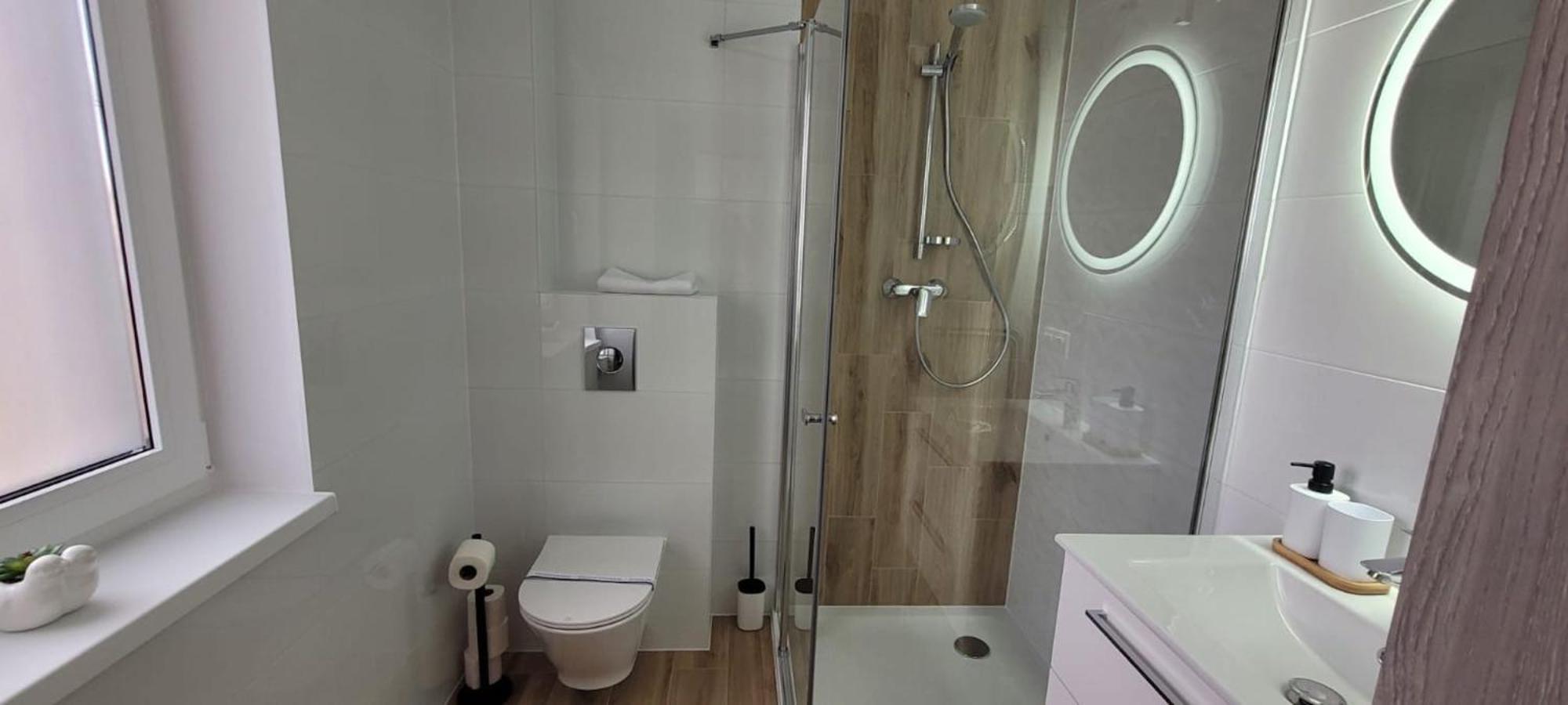 Kolorowe Cieplice - Apartamenty Z Widokiem Na Karkonosze เยเลเนียกูรา ภายนอก รูปภาพ