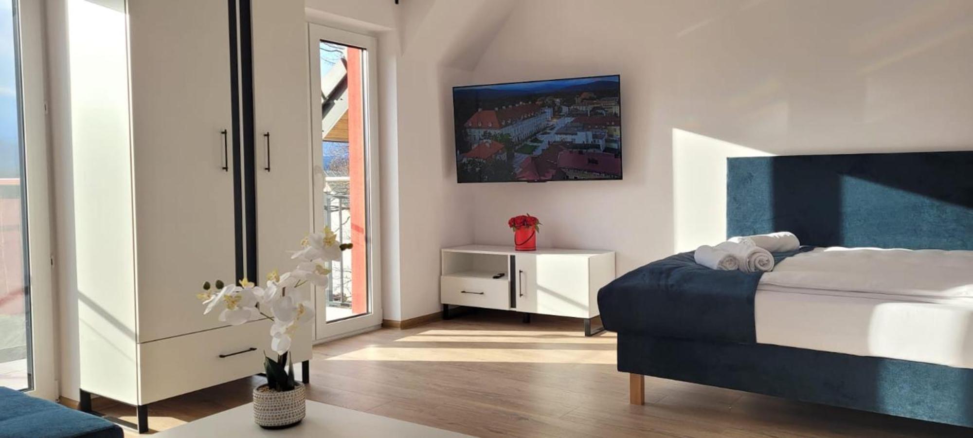 Kolorowe Cieplice - Apartamenty Z Widokiem Na Karkonosze เยเลเนียกูรา ภายนอก รูปภาพ