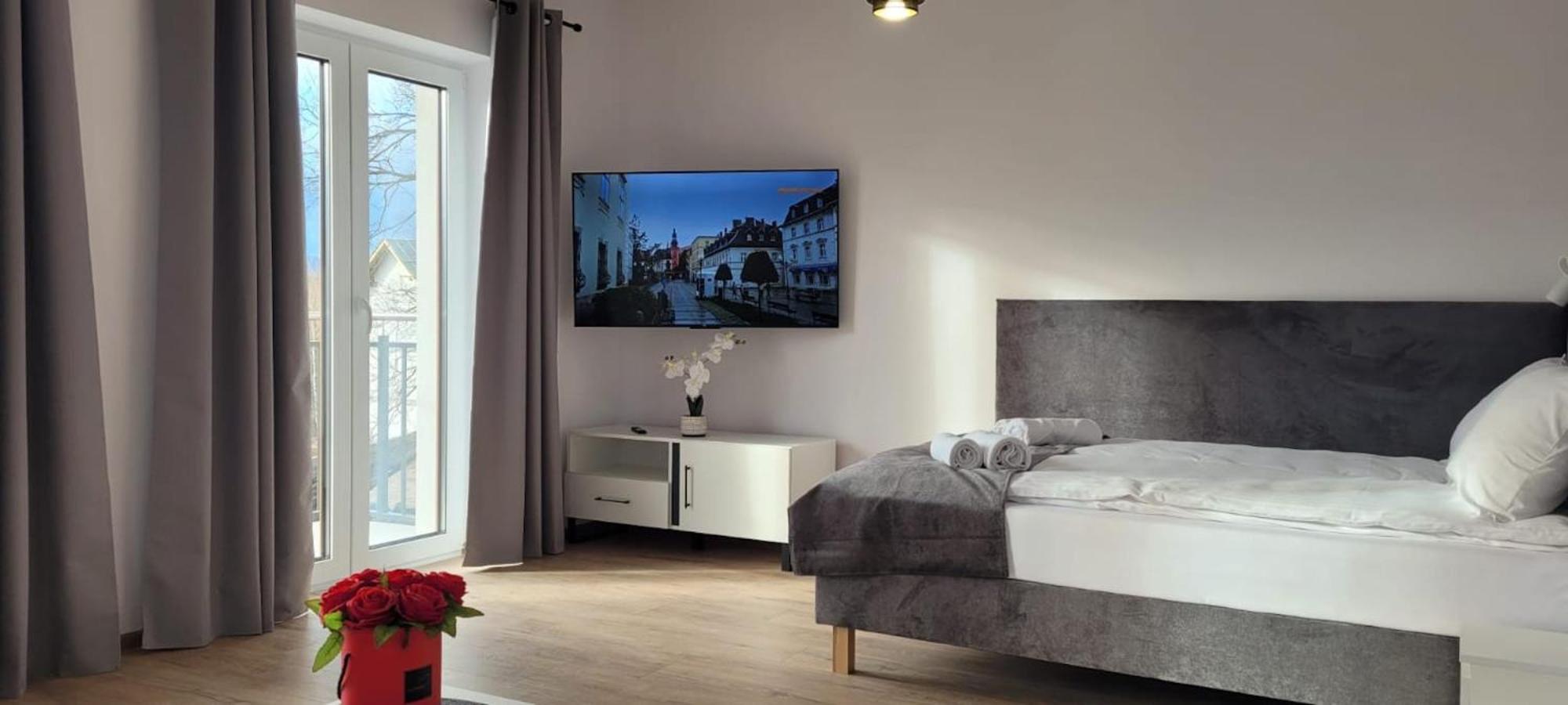 Kolorowe Cieplice - Apartamenty Z Widokiem Na Karkonosze เยเลเนียกูรา ภายนอก รูปภาพ